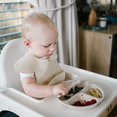 Babyono Silikonowy śliniak z regulowanym zapięciem, beżowy