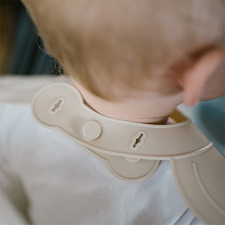 Babyono Silikonowy śliniak z regulowanym zapięciem, beżowy