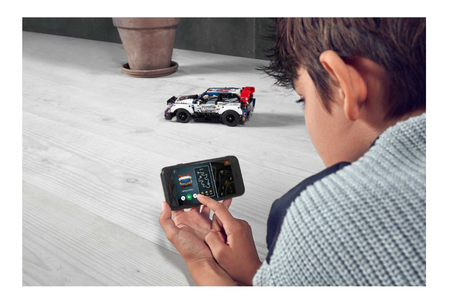 Auto wyścigowe Top Gear sterowane przez aplikację Lego Technic 42109