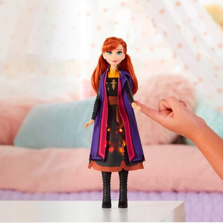 Hasbro Frozen II Lalka Anna, podświetlana suknia E7001