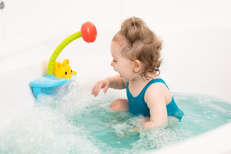 Dumel Kotek w kąpieli - spieniona zabawa